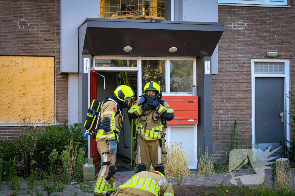 Brandweer oefent woningbrand scenario in slooppand