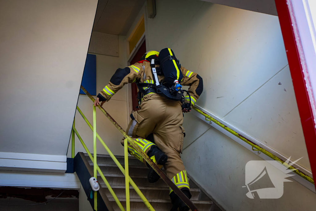 Brandweer oefent woningbrand scenario in slooppand