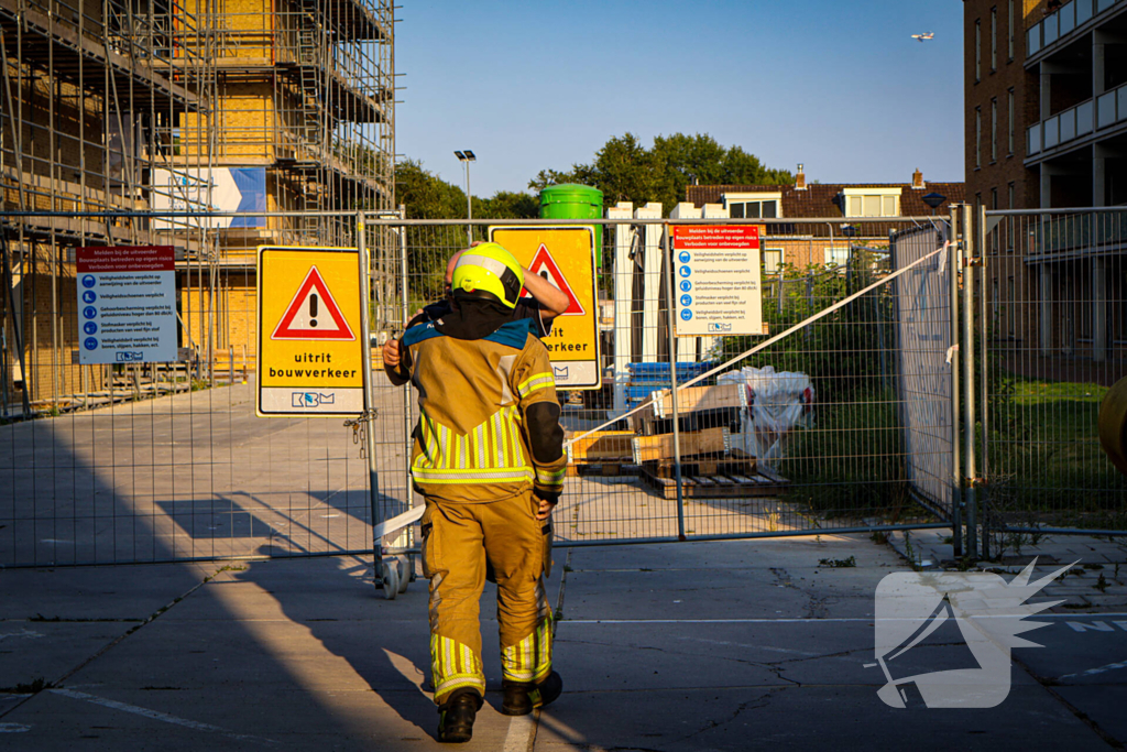 Brandweer oefent woningbrand scenario in slooppand