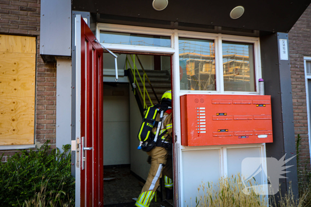 Brandweer oefent woningbrand scenario in slooppand
