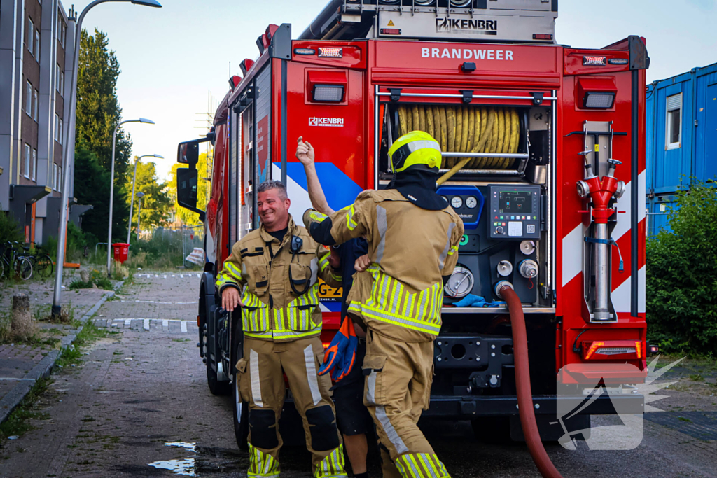 Brandweer oefent woningbrand scenario in slooppand