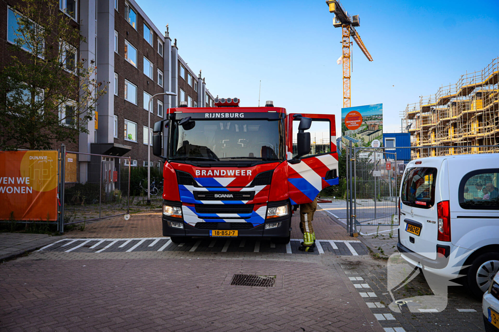 Brandweer oefent woningbrand scenario in slooppand