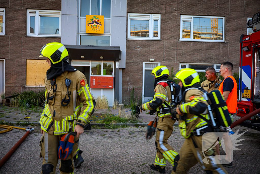 Brandweer oefent woningbrand scenario in slooppand