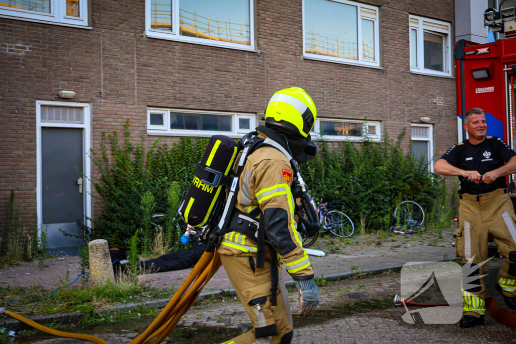 Brandweer oefent woningbrand scenario in slooppand