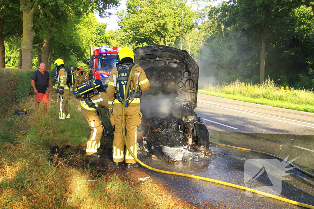 Autobrand verwoest voertuig