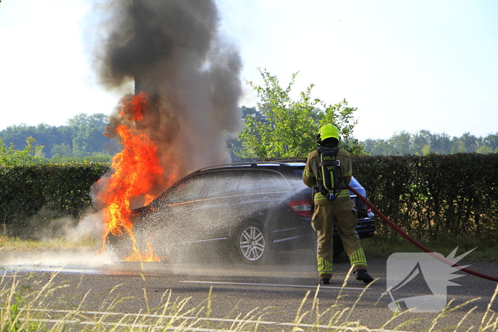 Autobrand verwoest voertuig