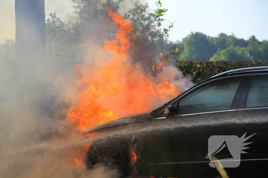 Autobrand verwoest voertuig
