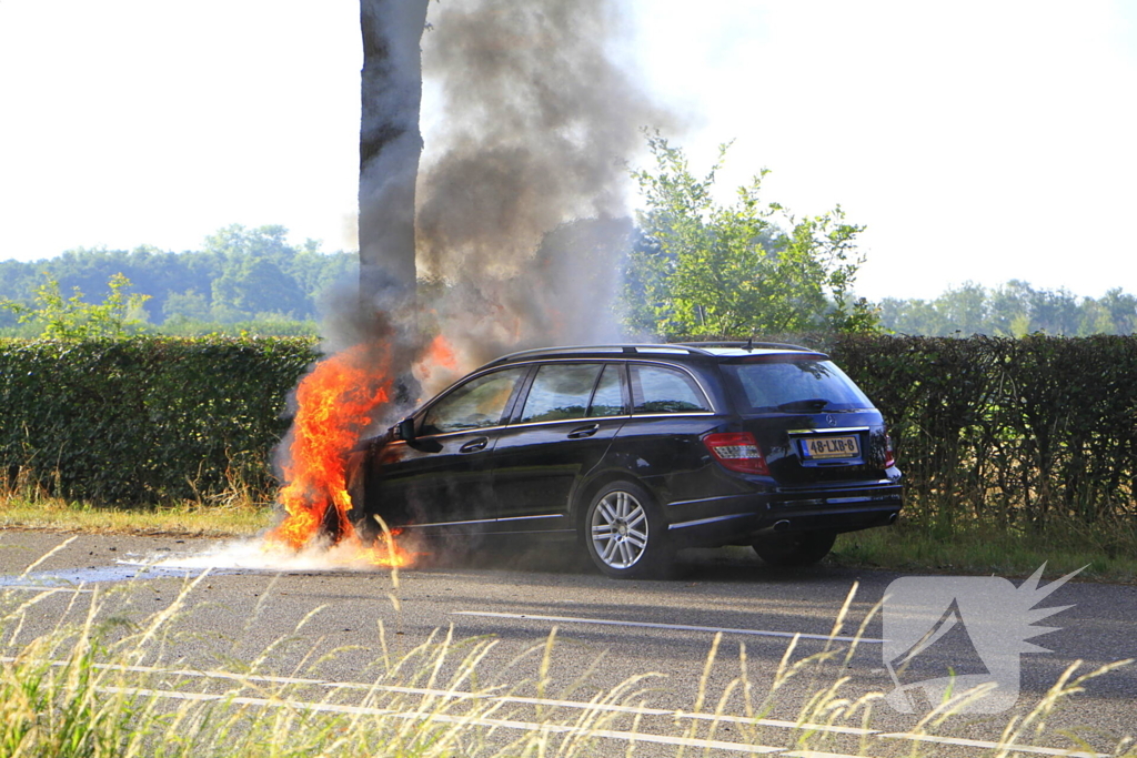 Autobrand verwoest voertuig