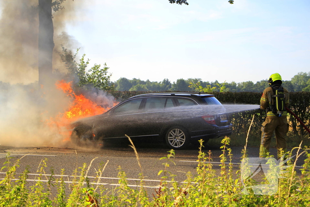 Autobrand verwoest voertuig