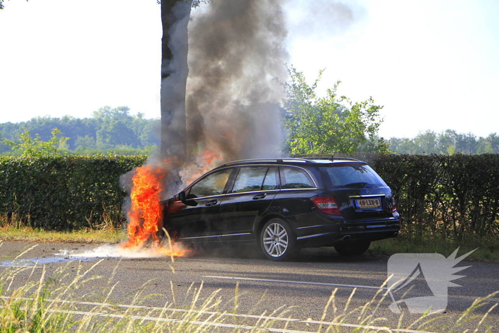 Autobrand verwoest voertuig