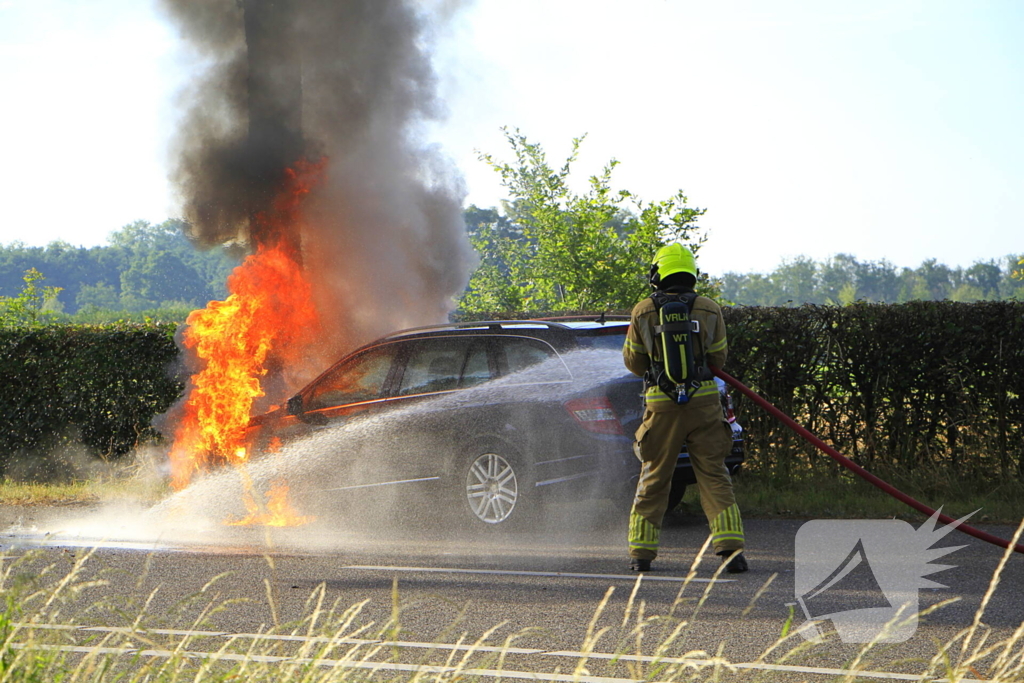 Autobrand verwoest voertuig