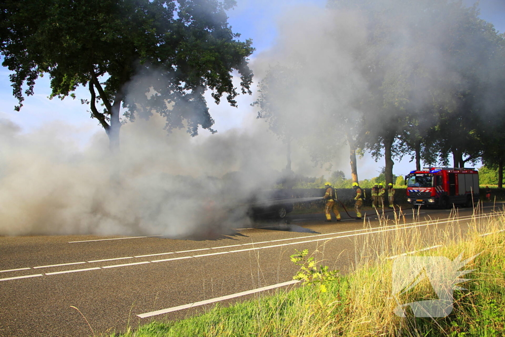 Autobrand verwoest voertuig
