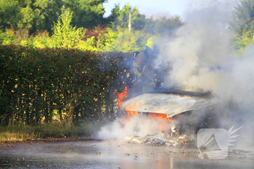 Autobrand verwoest voertuig