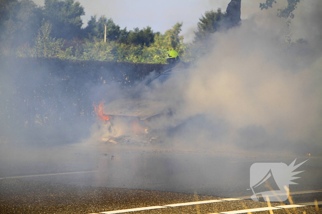 Autobrand verwoest voertuig
