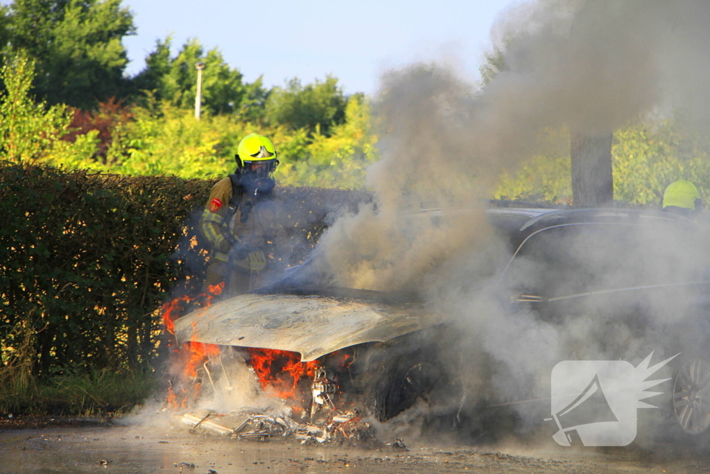 Autobrand verwoest voertuig