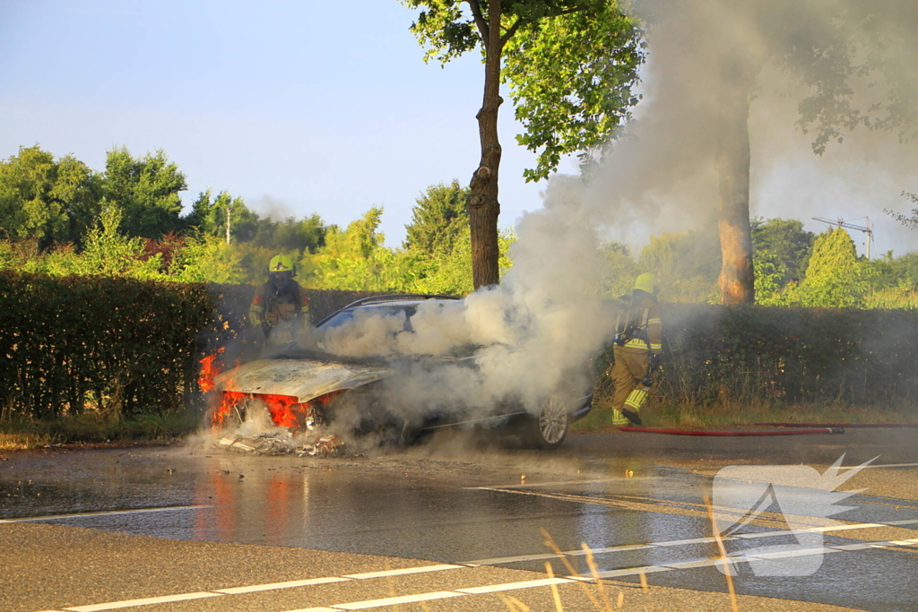 Autobrand verwoest voertuig