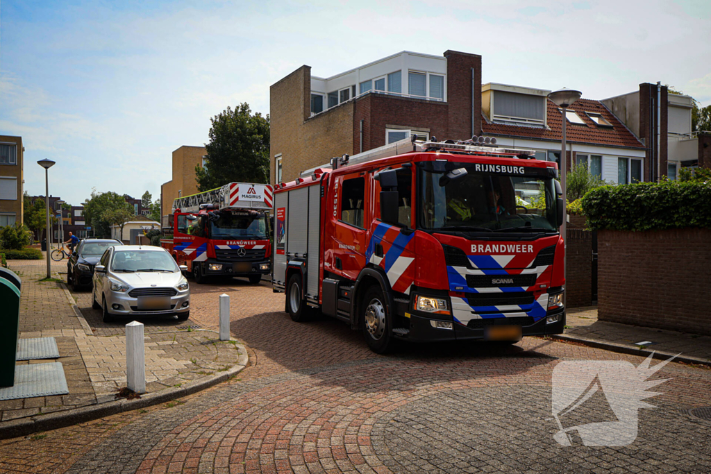 Los gewaaide parasol belandt op dak appartementencomplex