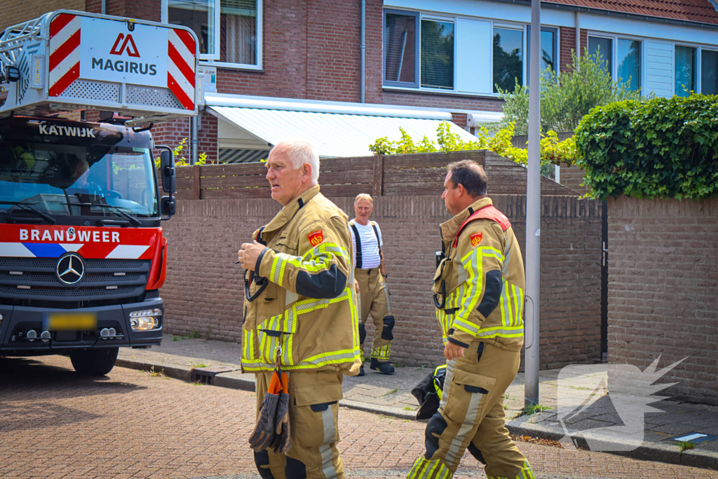 Los gewaaide parasol belandt op dak appartementencomplex
