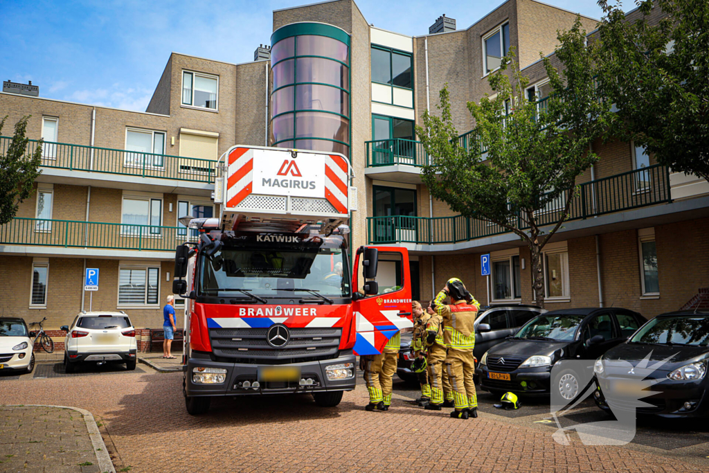 Los gewaaide parasol belandt op dak appartementencomplex