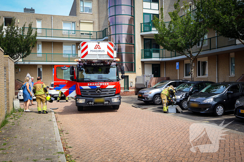 Los gewaaide parasol belandt op dak appartementencomplex