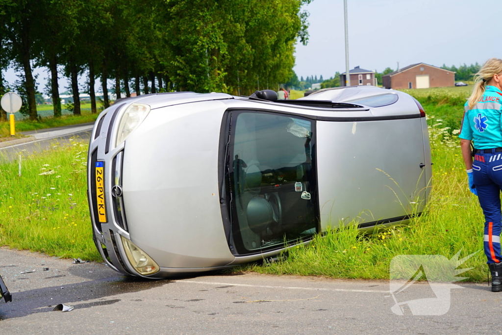Auto belandt op zijkant na botsing, bestuurder aangehouden
