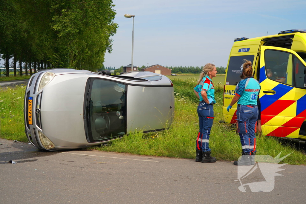 Auto belandt op zijkant na botsing, bestuurder aangehouden