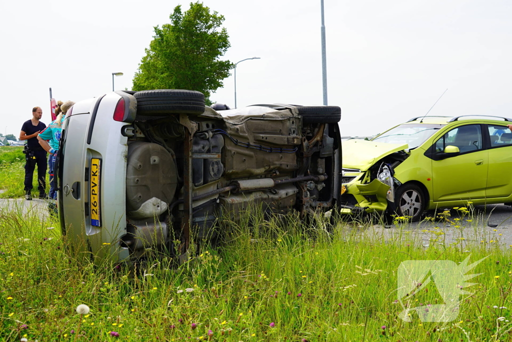 Auto belandt op zijkant na botsing, bestuurder aangehouden