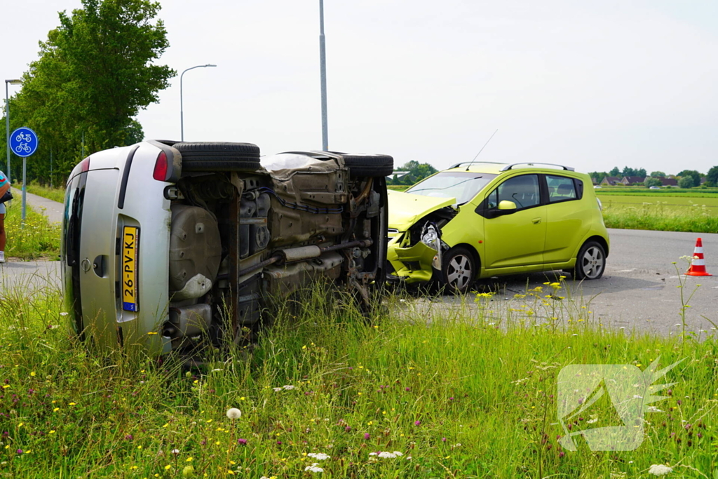 Auto belandt op zijkant na botsing, bestuurder aangehouden