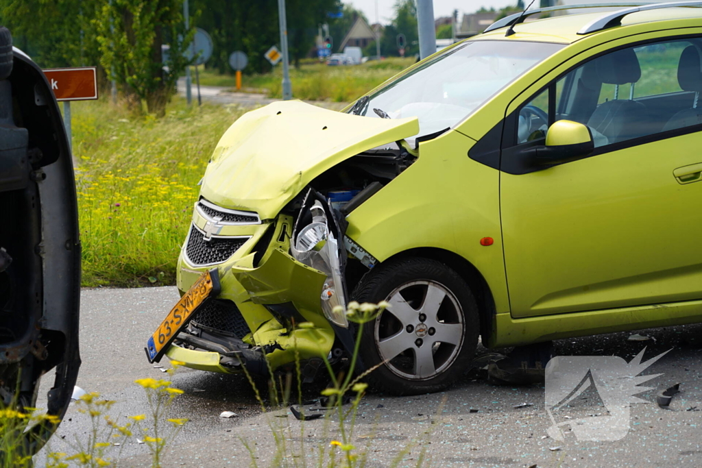 Auto belandt op zijkant na botsing, bestuurder aangehouden