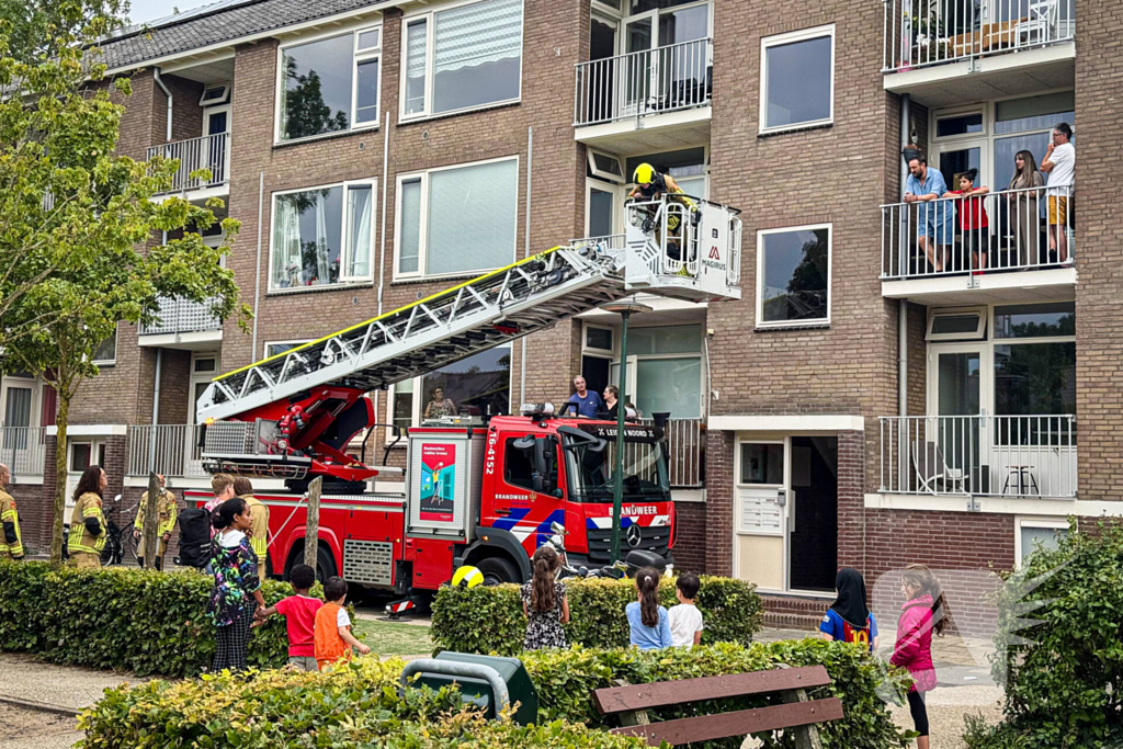 Brandweer haalt sleutels uit dakgoot