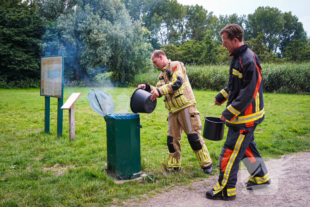 Brand in prullenbak gedoofd met emmers water