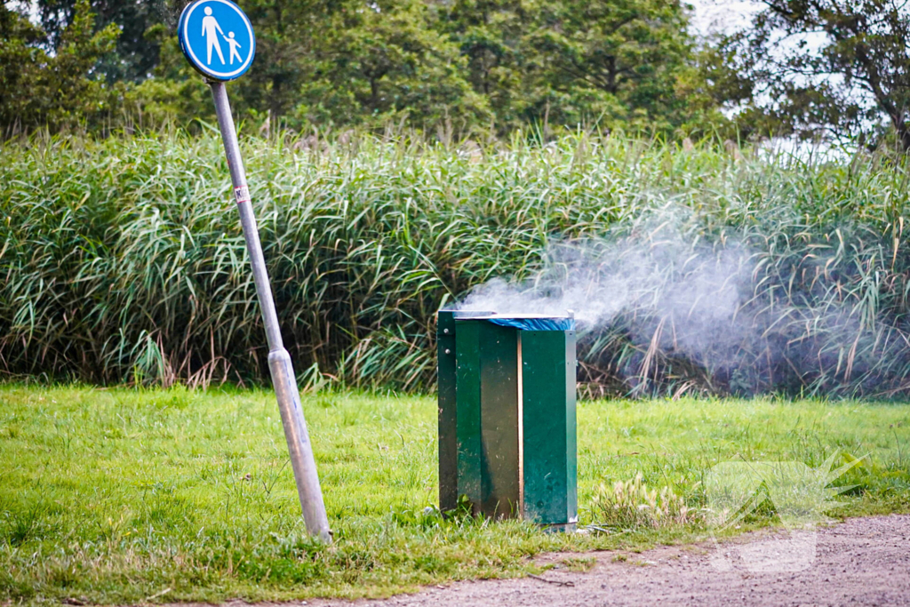 Brand in prullenbak gedoofd met emmers water