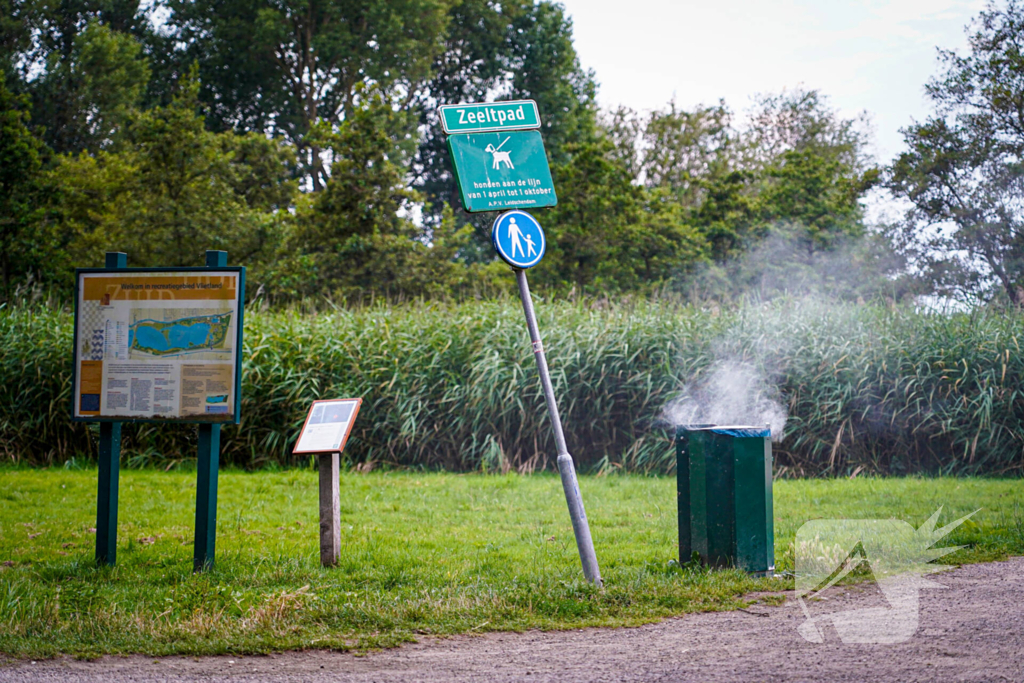 Brand in prullenbak gedoofd met emmers water