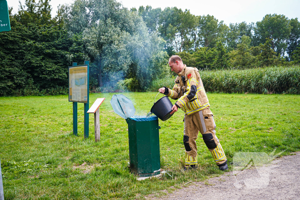 Brand in prullenbak gedoofd met emmers water