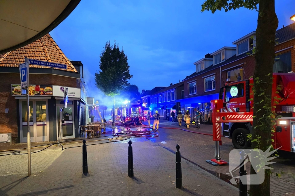 Gewonde en aanhouding bij grote woningbrand