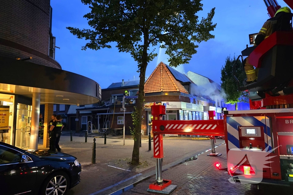 Gewonde en aanhouding bij grote woningbrand