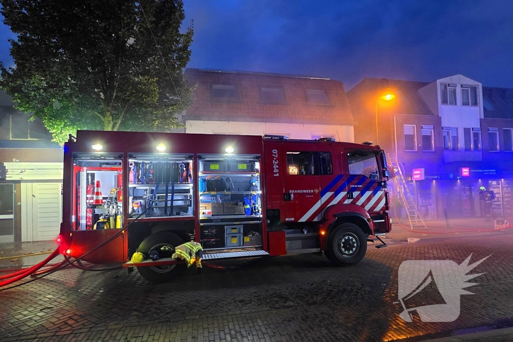 Gewonde en aanhouding bij grote woningbrand
