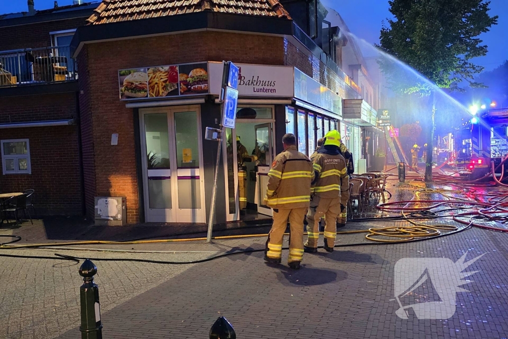Gewonde en aanhouding bij grote woningbrand