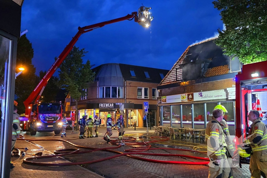 Gewonde en aanhouding bij grote woningbrand