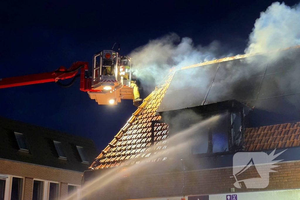 Gewonde en aanhouding bij grote woningbrand