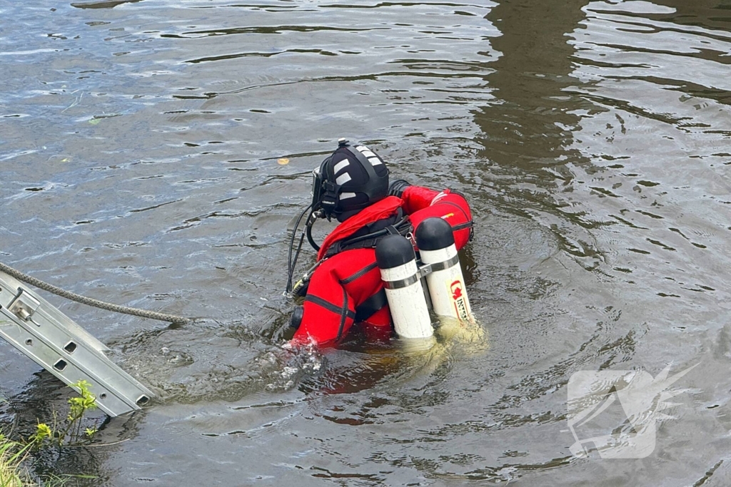 Fietster botst op brug, driewiel fiets belandt in het water