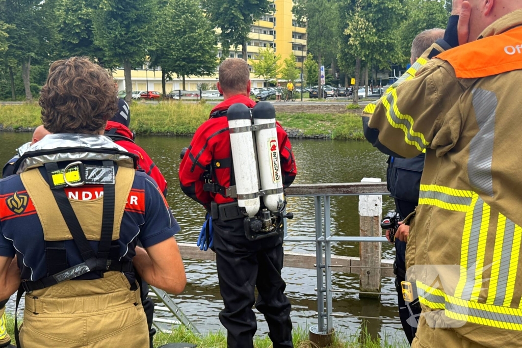 Fietster botst op brug, driewiel fiets belandt in het water