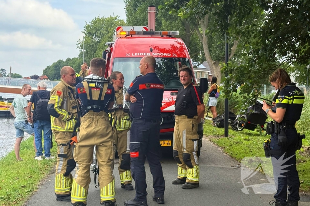 Fietster botst op brug, driewiel fiets belandt in het water