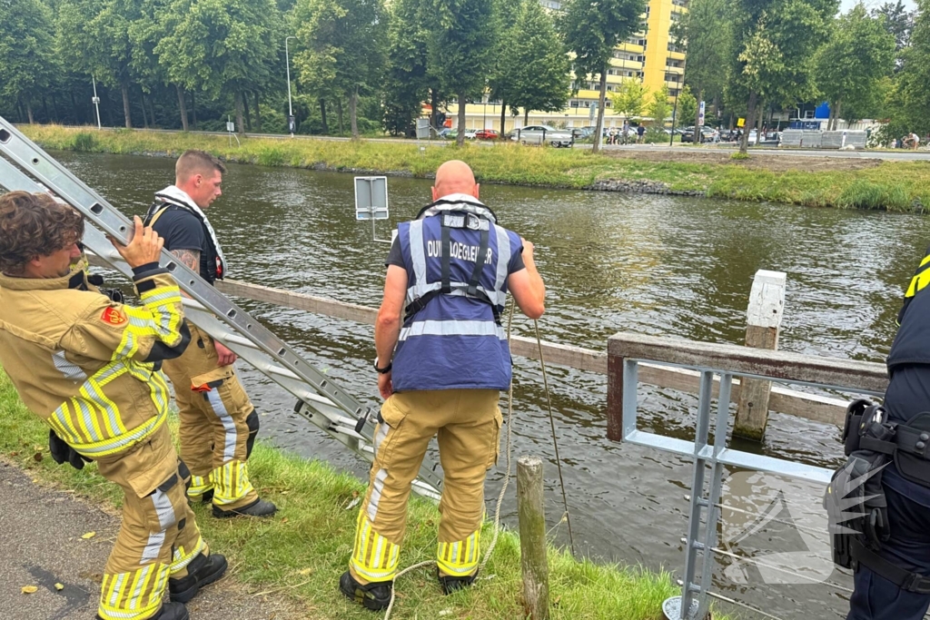 Fietster botst op brug, driewiel fiets belandt in het water