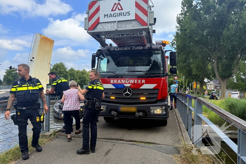 Fietster botst op brug, driewiel fiets belandt in het water