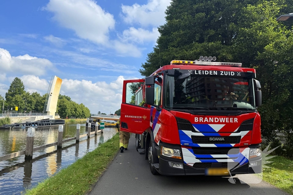 Fietster botst op brug, driewiel fiets belandt in het water