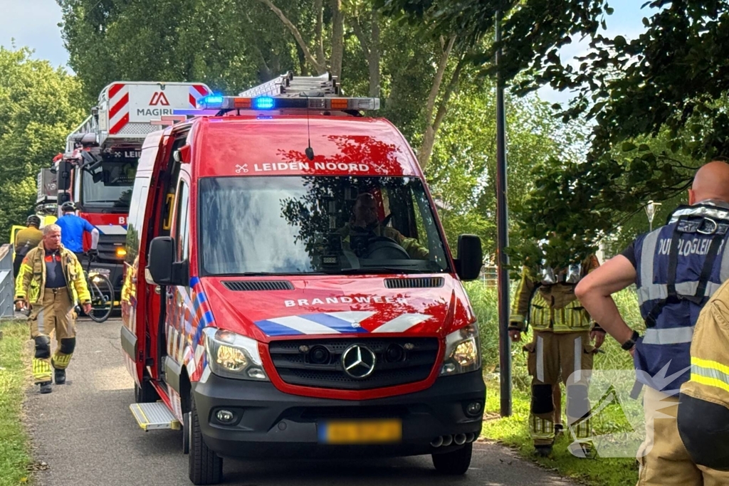 Fietster botst op brug, driewiel fiets belandt in het water