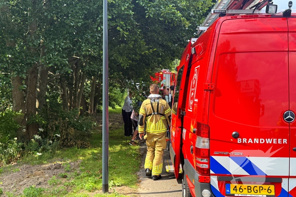 Fietster botst op brug, driewiel fiets belandt in het water