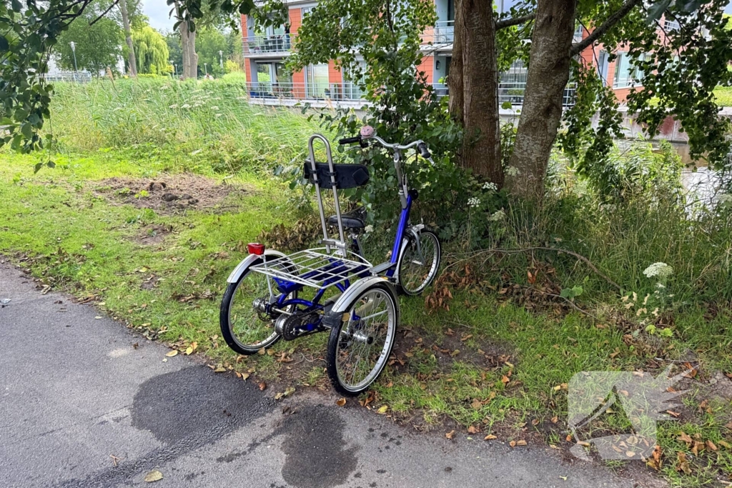 Fietster botst op brug, driewiel fiets belandt in het water