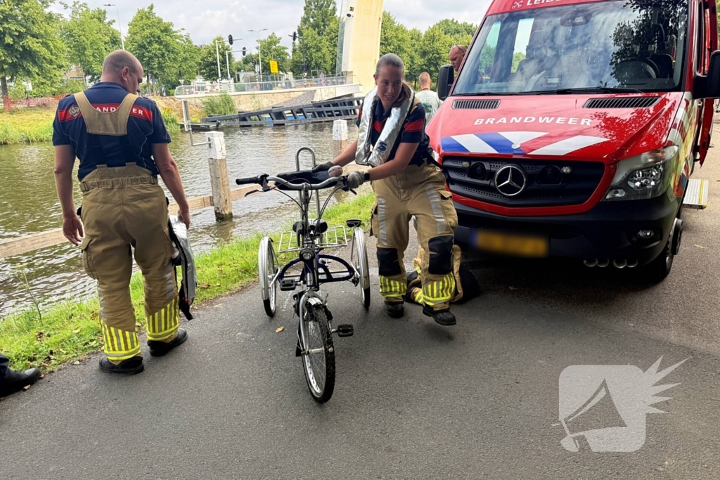 Fietster botst op brug, driewiel fiets belandt in het water
